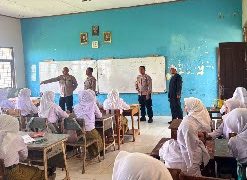 Edukasi Pelajar Hindari Unjuk Rasa dan Kenakalan Remaja, Polsek Tambelang Gelar Program Polisi Sahabat Pelajar di SMAN 1 Tambelang