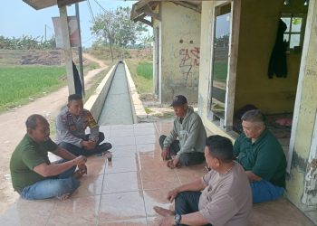 Perkuat Sinergitas, Bhabinkamtibmas Polsek Cabangbungin Sambangi Warga Desa Lenggahsari