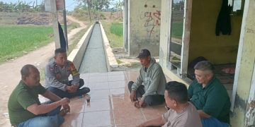 Perkuat Sinergitas, Bhabinkamtibmas Polsek Cabangbungin Sambangi Warga Desa Lenggahsari