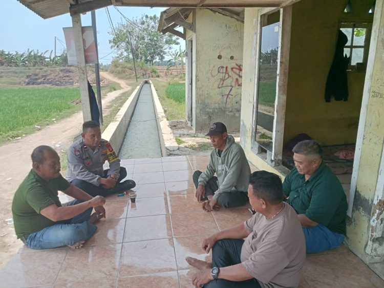 Perkuat Sinergitas, Bhabinkamtibmas Polsek Cabangbungin Sambangi Warga Desa Lenggahsari