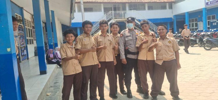 Kapolsek Babelan Pimpin Langsung Program Bapak Asuh Pelajar di SMK Bina Nusa Kebalen