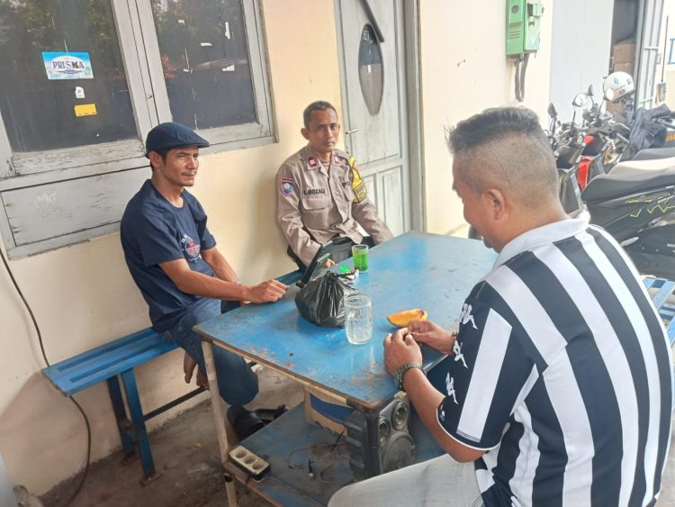 Perkuat Kemitraan dengan Warga, Bhabinkamtibmas Polsek Kedungwaringin Sambangi Masyarakat Desa Mekarjaya