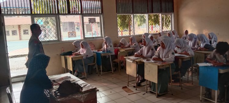 Polisi Pendamping Kelas di SMK Abdi Negara, Dorong Pelajar Fokus Belajar dan Raih Masa Depan