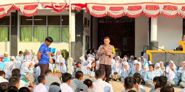 Polisi Pendamping Kelas Sambangi SMAN 2 Cibarusah, Ajak Pelajar Fokus Belajar dan Jauhi Kegiatan Berisiko