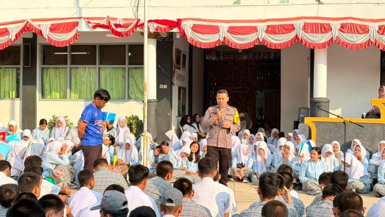 Polisi Pendamping Kelas Sambangi SMAN 2 Cibarusah, Ajak Pelajar Fokus Belajar dan Jauhi Kegiatan Berisiko