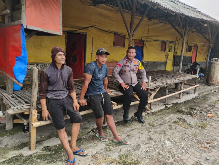 Polsek Tambelang Sambangi Warga Desa Sukawangi, Perkuat Silaturahmi dan Kepedulian terhadap Kamtibmas