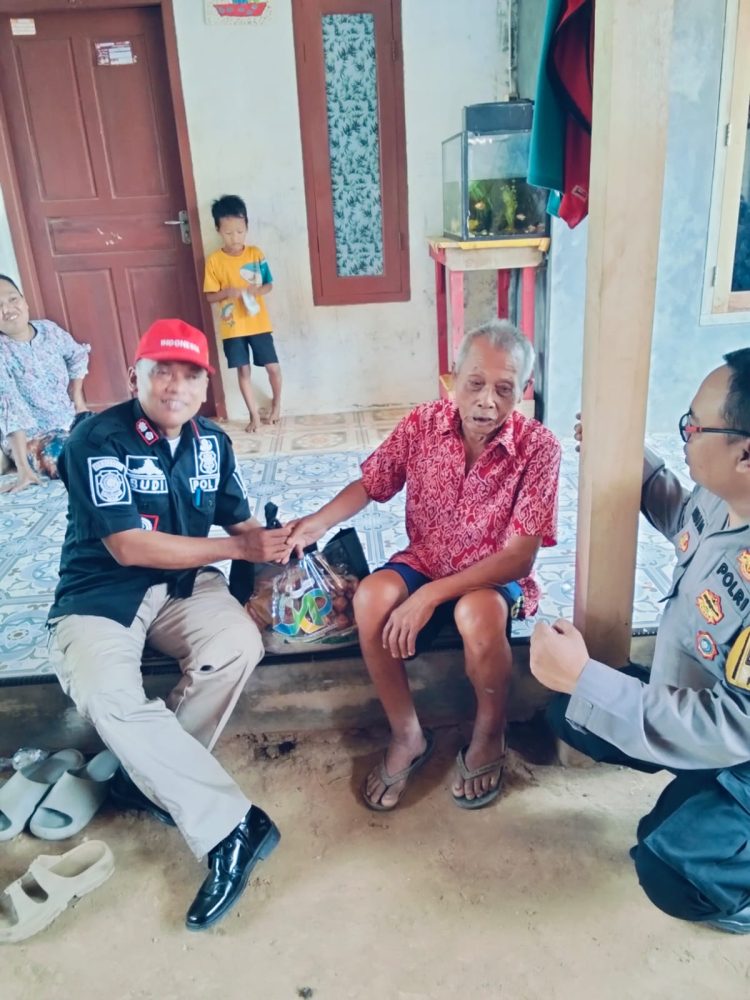 Polsek Serang Baru Dampingi Penyaluran Bantuan Ketahanan Pangan dan Gizi bagi 200 Warga Desa Nagacipta