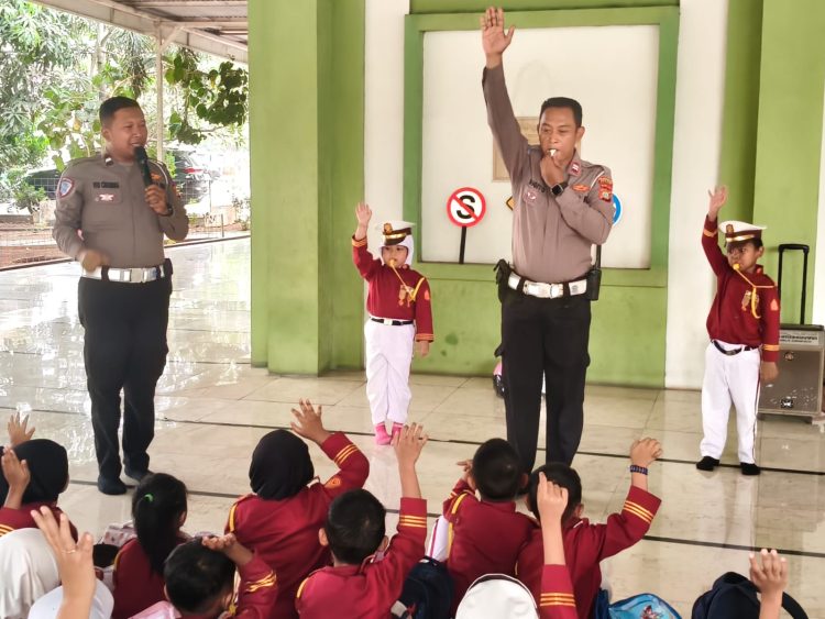 Polisi Sahabat Anak, Sat Lantas Polres Metro Bekasi Edukasi Keselamatan Berlalu Lintas Sejak Usia Dini