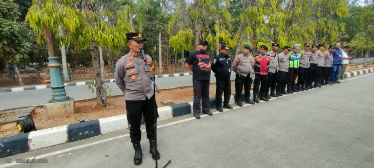Polres Metro Bekasi Gelar Apel Kesiapan Pelayanan Pengamanan Aksi Unjuk Rasa di Kejaksaan Negeri Kabupaten Bekasi, Kedepankan Pendekatan Humanis