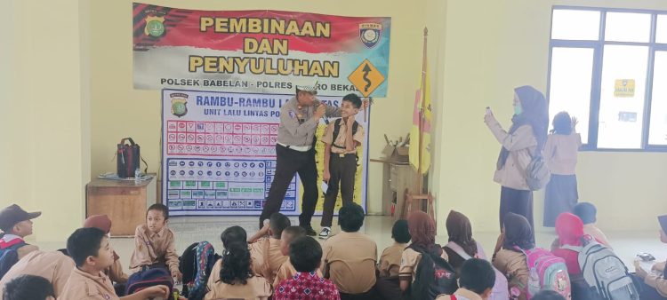 Polisi Sahabat Anak, Polsek Babelan Edukasi 100 Siswa SD Kinasih tentang Keselamatan Berlalu Lintas