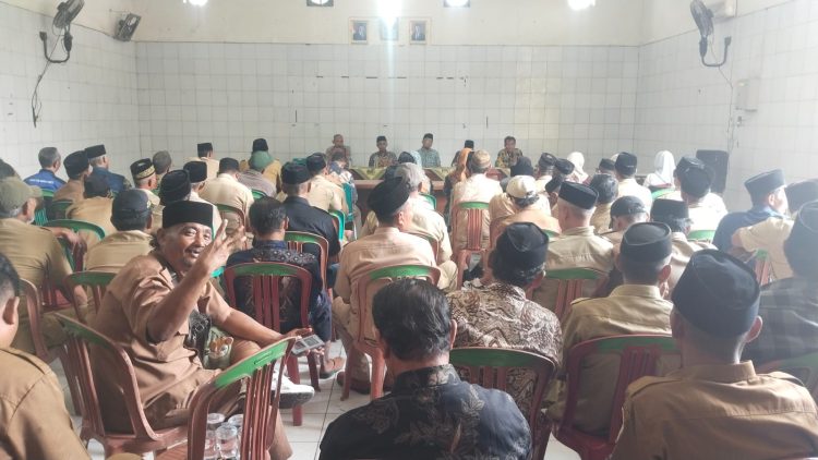 Polsek Babelan Perkuat Cooling System Pascapilkades melalui Rapat Minggon Desa Muara Bakti, Ajak Warga Jaga Persatuan dan Kamtibmas