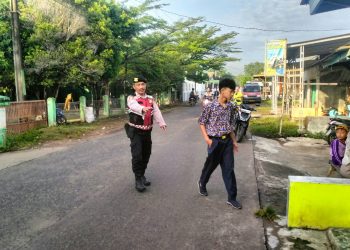 Polsek Muaragembong Gelar Strong Point dan Gatur Lalin Pagi di Depan SMPN 1 Muaragembong