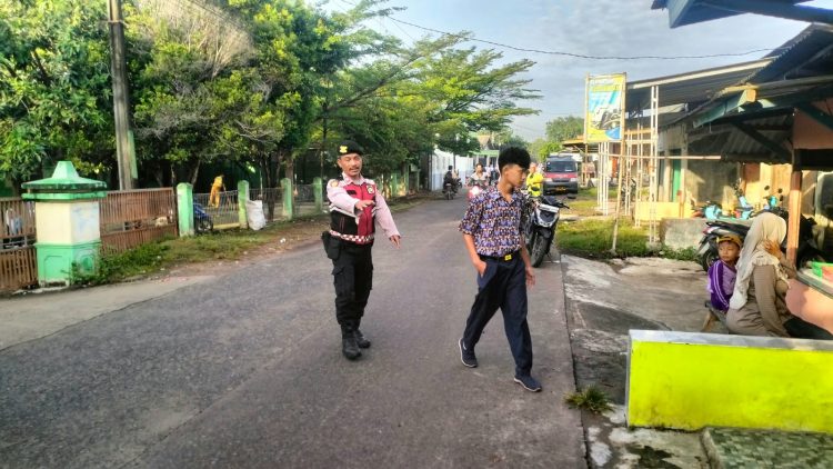 Polsek Muaragembong Gelar Strong Point dan Gatur Lalin Pagi di Depan SMPN 1 Muaragembong