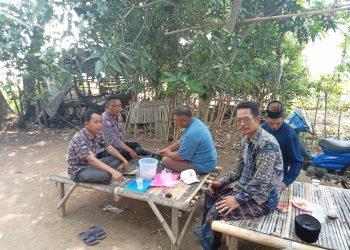 Bhabinkamtibmas Lenggahsari Sambangi Kepala Desa Terpilih dan Warga, Ajak Jaga Kerukunan