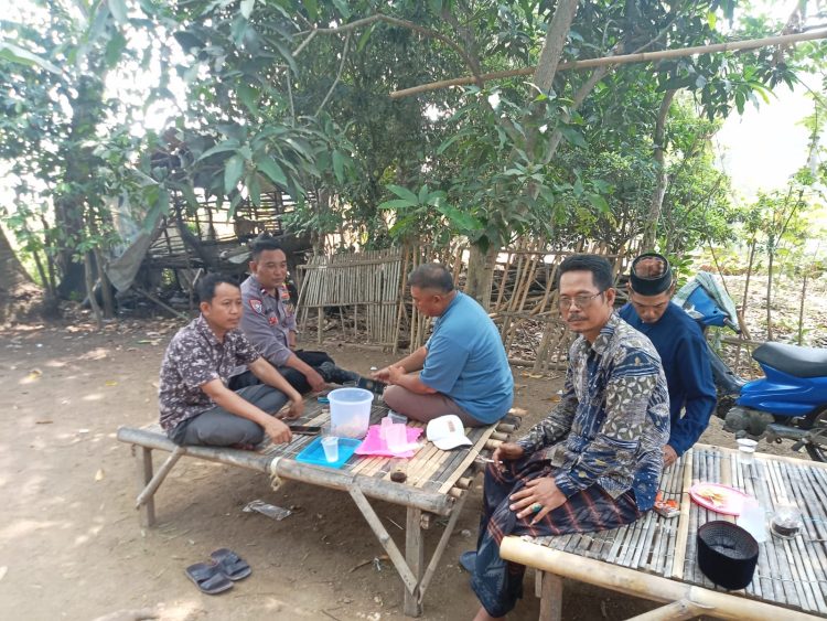 Bhabinkamtibmas Lenggahsari Sambangi Kepala Desa Terpilih dan Warga, Ajak Jaga Kerukunan