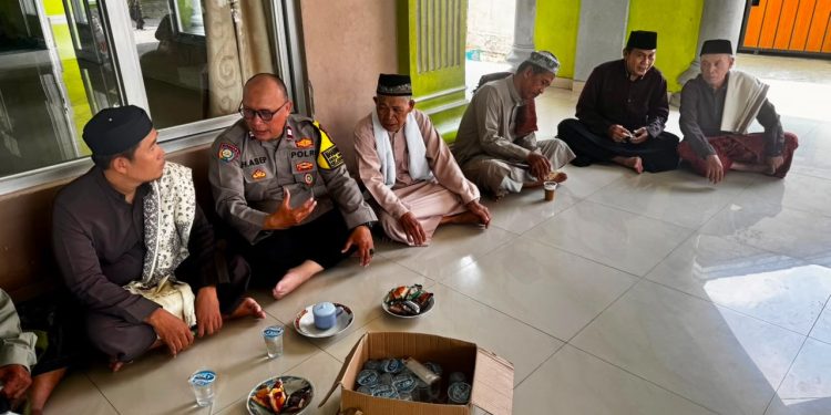 Bhabinkamtibmas Waringinjaya Sambangi Jemaah Masjid An Nur, Ajak Warga Jaga Generasi Muda dan Kamtibmas
