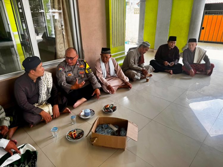 Bhabinkamtibmas Waringinjaya Sambangi Jemaah Masjid An Nur, Ajak Warga Jaga Generasi Muda dan Kamtibmas