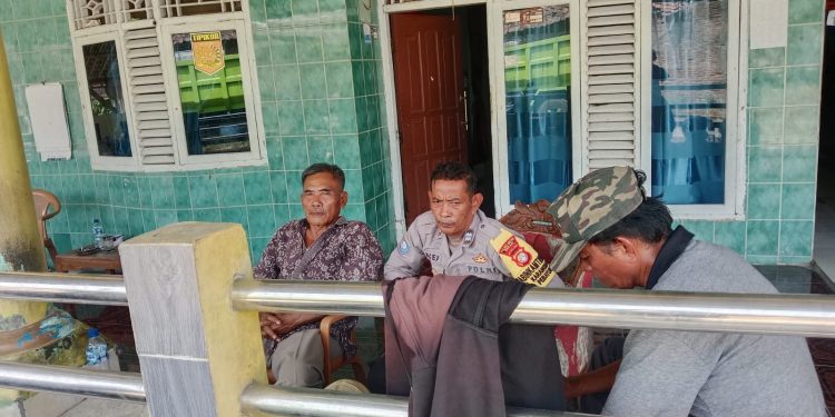 Bhabinkamtibmas Karangharja Sambangi Warga, Perkuat Komunikasi dan Kamtibmas