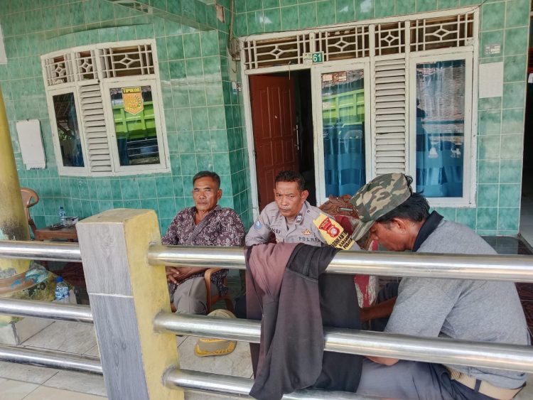 Bhabinkamtibmas Karangharja Sambangi Warga, Perkuat Komunikasi dan Kamtibmas