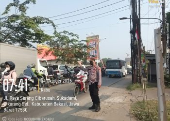 Antisipasi Kemacetan Jam Sibuk Pagi, Polsek Serang Baru Bersama Security Kawasan Industri Atur Lalu Lintas di Pertigaan Bahkilong