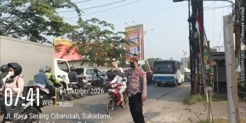 Antisipasi Kemacetan Jam Sibuk Pagi, Polsek Serang Baru Bersama Security Kawasan Industri Atur Lalu Lintas di Pertigaan Bahkilong