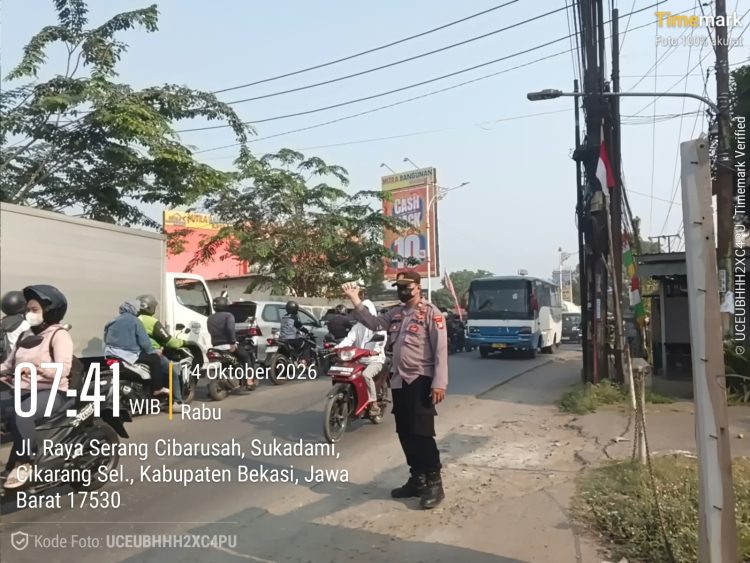 Antisipasi Kemacetan Jam Sibuk Pagi, Polsek Serang Baru Bersama Security Kawasan Industri Atur Lalu Lintas di Pertigaan Bahkilong