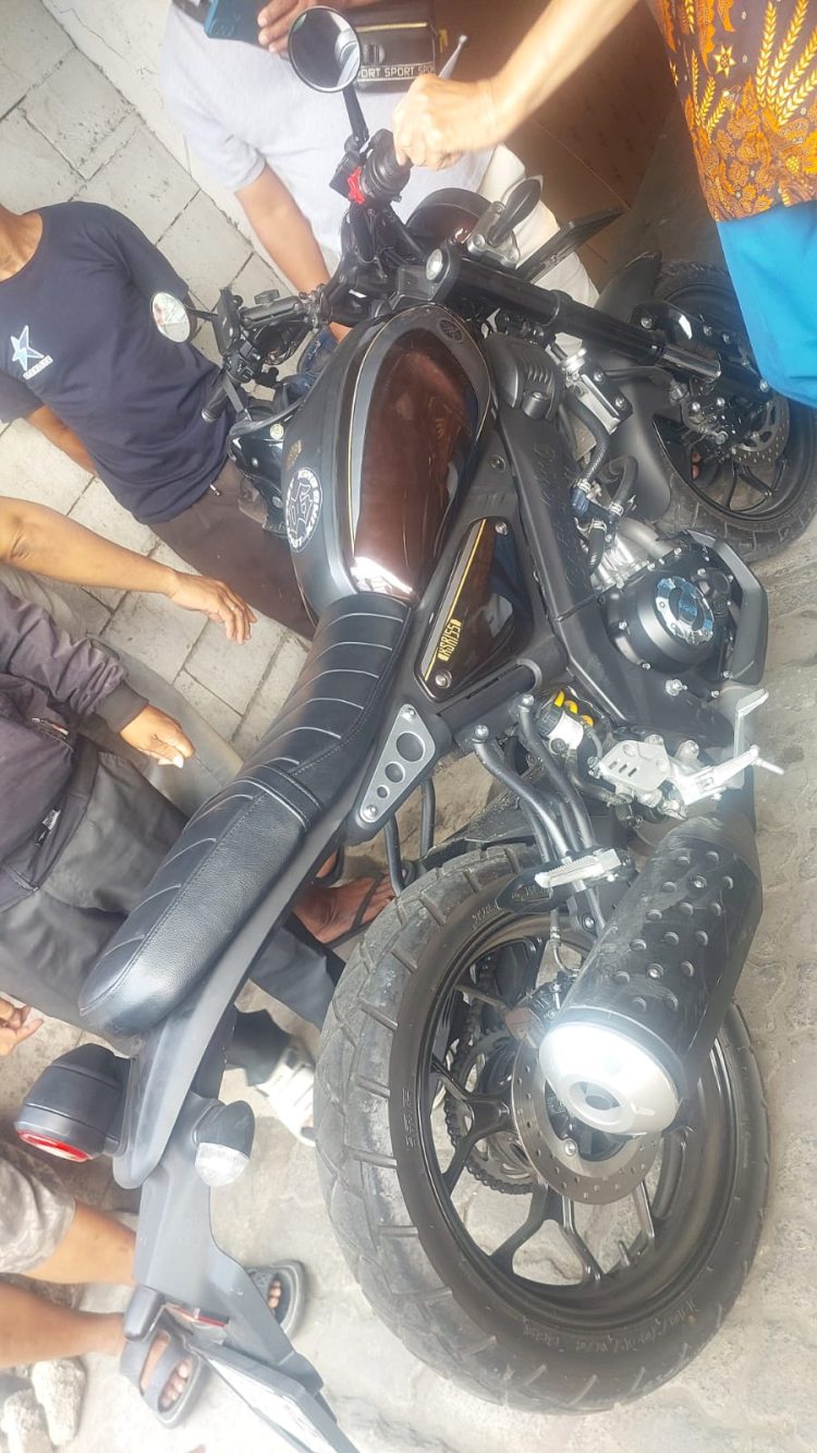 Kepergok Warga Saat Beraksi di Kp. Kresek Cengkareng, 2 Begal Sajam Kabur Tabrak Pengendara Lalu Diamuk Massa