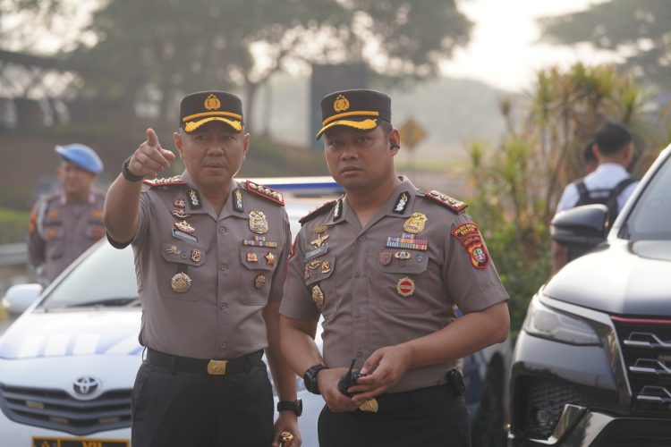 Kapolres Metro Bekasi Turun Langsung Atur Lalu Lintas Pagi di Simpang Patung Gajah Deltamas, Wujudkan Pelayanan Humanis bagi Masyarakat