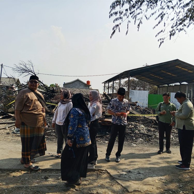 Tanggap Cepat, Kades Terpilih Hj. Santi Sagita Bersama PJ Kades Jatiwangi dan DPRD Kabupaten Bekasi Turun Langsung ke Lokasi Kebakaran