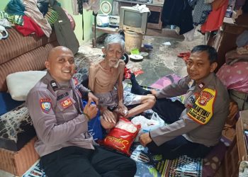 Bhabinkamtibmas Polsek Cikarang Selatan Salurkan Bantuan Sembako untuk Lansia di Desa Sukadami