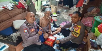 Bhabinkamtibmas Polsek Cikarang Selatan Salurkan Bantuan Sembako untuk Lansia di Desa Sukadami