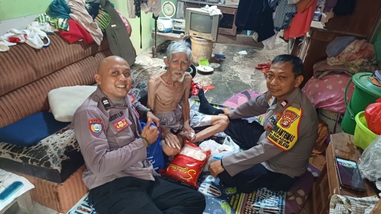 Bhabinkamtibmas Polsek Cikarang Selatan Salurkan Bantuan Sembako untuk Lansia di Desa Sukadami