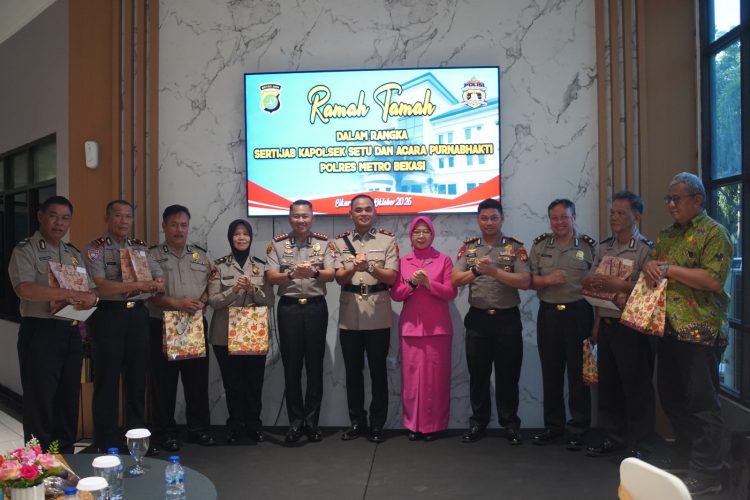 Kapolres Metro Bekasi Pimpin Wisuda Purna Bhakti Delapan Personel, Pengabdian Berakhir, Kehormatan Tetap Abadi
