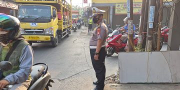 Polisi Hadir di Pagi Hari, Polsek Setu Atur Lalu Lintas demi Kelancaran dan Keselamatan Masyarakat