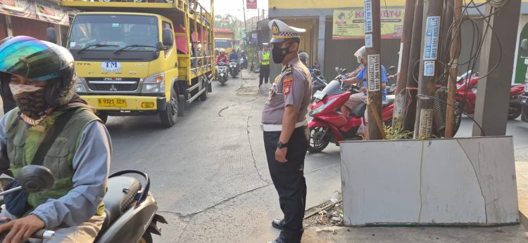 Polisi Hadir di Pagi Hari, Polsek Setu Atur Lalu Lintas demi Kelancaran dan Keselamatan Masyarakat
