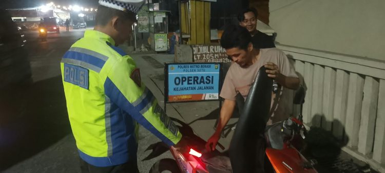 Cegah Kejahatan Jalanan, Polsek Setu Bersama Elemen Masyarakat Gelar Operasi Kejahatan Jalanan di Cijengkol